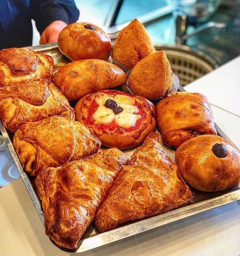 Tavola calda siciliana: arancine, calzoni e rosticceria